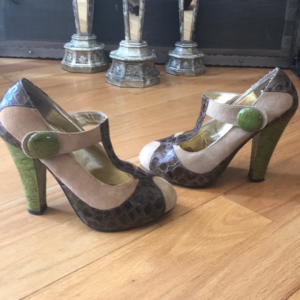 Naughty monkey pumps